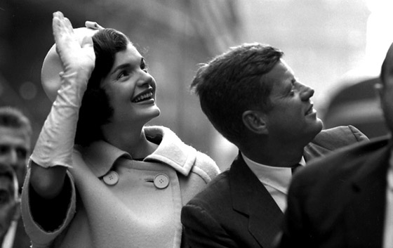 Jacqueline_and_John_Kennedy_NYC_1960